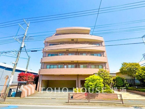 【Appearance】
爽やかな青空の下に贅沢なほどに降り注ぐ陽光、豊かな居住性と、クオリティが見事に調和した住空間は、住まうことの喜びを感じさせてくれます。