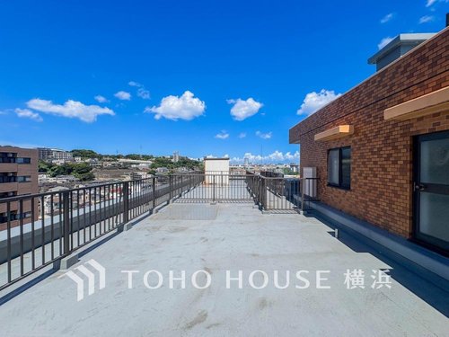 【Roof balcony】
大空と眺望を心ゆくまで楽しめるルーフバルコニー。広々としたオープンエア空間が開放感あふれる毎日を演出します。