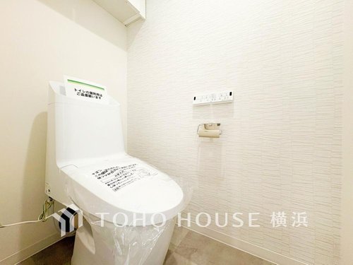 【Toilet】
いつまでも清潔な空間であって頂けますように、目に留まるだけではなく、汚れをふき取り易いフロアと壁紙をチョイス致しました。毎日の生活を快適にお過ごし頂けますよう、落ち着いた雰囲気です。