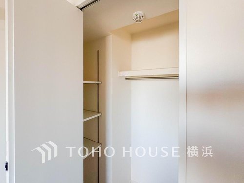 【WIC】
洋服やバッグなどかさばる物を大量に収納できます。タンスなどの収納家具を置かずに済むので、お部屋を丸ごと使えてスッキリ♪