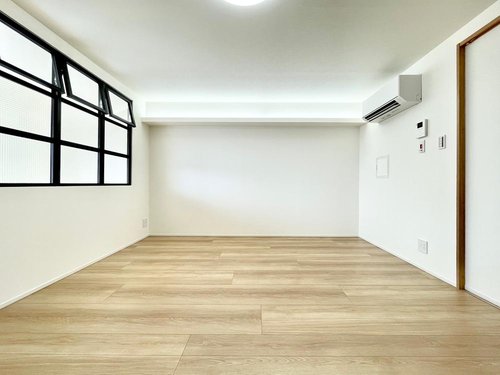 空間を開放的にしてくれる室内窓。室内窓を設けて“抜け感”を演出することで、広々とした印象になりました♪
◆TOKYO×COMPACT=都心で暮らす、新しいスタンダード◆