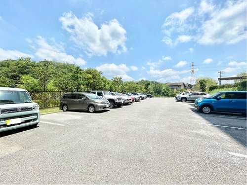 【駐車場】
ファミリーカーも悠々駐車できるスペースです。お車好きにはたまらないですね!