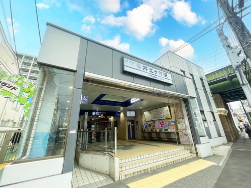 京急線「井土ヶ谷」駅まで320m 。急行停車駅。「横浜」駅までは乗車約14分で到着。駅前にはドラッグストアやスーパー・コンビニなどがあります。