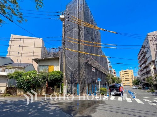 【Appearance】
穏やかな風と陽光を導き、プライバシーに配慮された設計プランを採用し、居住性を一段と心地よいものにしています。周辺環境とのコラボレーションにより明るく開放的な空間を演出。