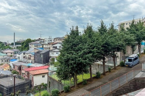 正面には穏やかな住宅街が広がり、グリーンビューも相まって、のんびりとした気分になりますね♪ 周辺に日差しを遮る高い建物はないので、午前を中心に温かな自然光が室内に差し込んできそうです。