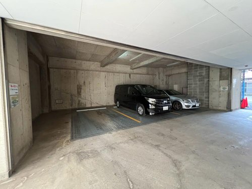 駐車場は現状空きがございます。