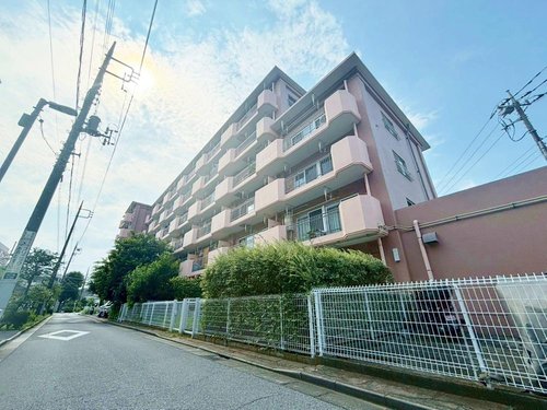 住む人を映し出す洗練された佇まいは、いつまでも輝き続けながらいつしか街の風景に溶け込んでいきます。