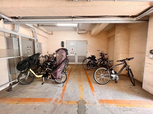 地下部分にある駐輪場です♪管理人さんがしっかり管理してくだっさているので防犯面も安心です!