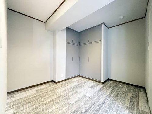 収納付きで室内をすっきり保てる、広さを有効活用できる快適な洋室
