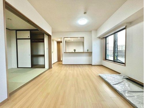 ナチュラルな素材感が心地よいリビングは、長く住むほどに愛着が深まる落ち着いた住空間です。