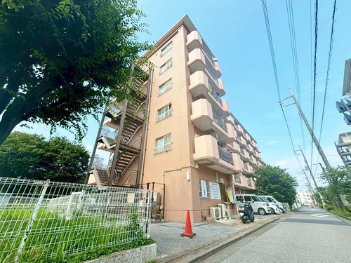 緑豊かな植栽を配した外観は、重厚感あふれる高級住宅の印象を与えてくれます。光注ぐ太陽の下、コミュニティーマンションは見る人の憧れの居住地に・・・・。