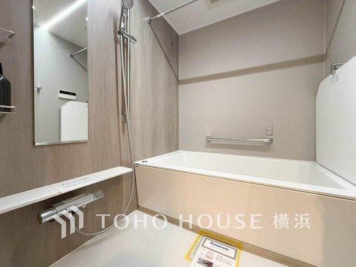 【Bathroom】
1日の疲れを取り心身を癒すことができる住まいの中のリラクゼーション空間、リラックスできるよう優しいカラーをチョイスしました。時を忘れるほどのんびりできる空間に。