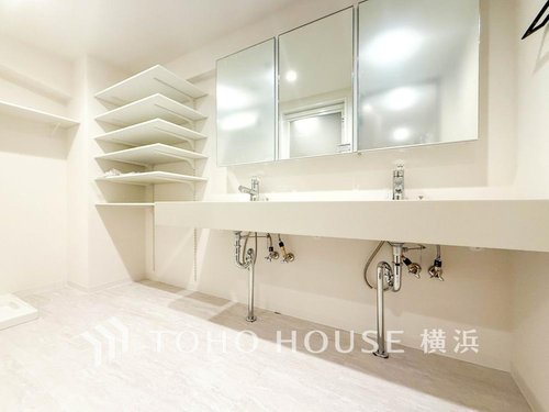 【Powder room】
十分な大きさの洗面台は、身だしなみチェックや歯磨きなど、朝の慌ただしい時間でも余裕とゆとりを感じて頂けます。