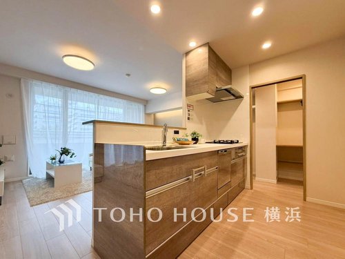 【Kitchen】
長い時間滞在するキッチンだからこそ、食事の準備を楽しい時間に、忙しい時でもスムーズに無駄なく作業できる、お手入れも簡単にできるなど、毎日を楽しくするキッチンスペースに仕上げました。