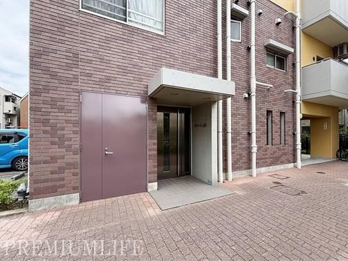 落ち着いた雰囲気のエントランスが、穏やかな毎日の暮らしをサポートします
