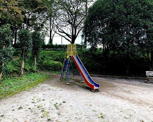 神谷原公園まで229m 椚田町517番地にある公園です。すべり台やブランコ、砂場などがあり、パーゴラやベンチ、水飲み・手洗い場も設置されています。京王高尾線/めじろ台駅徒歩17分