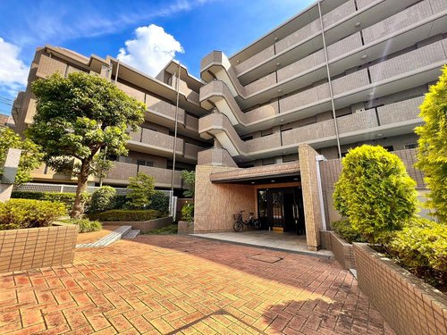 建物の顔となるエントランスだからこそのこだわり。整えられた植栽が日々の生活に彩りをもたらし、洗練された佇まいで日常の喧騒を忘れさせてくれます。