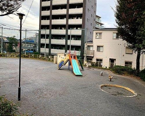 竹の花公園まで192m 新町46番地にある広々とした公園です。すべり台やブランコ、スプリング遊具や砂場などがあり、ベンチやトイレも設置されています。京王線/京王八王子駅徒歩6分