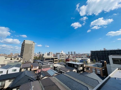 前面には視界を遮るマンションがなく、景色を見ながらリラックスできる極上の空間が醸し出されます。