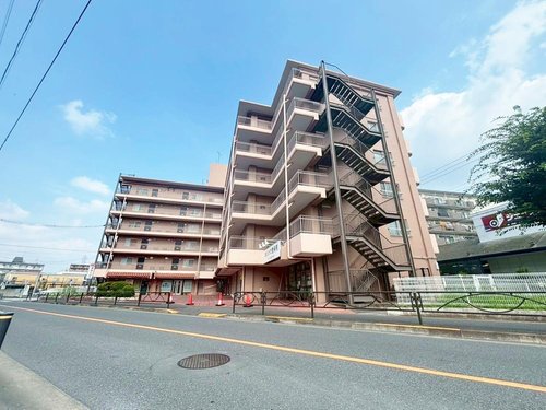 駅徒歩13分というとても便利な場所で、広めの道路沿いですが、車の通りも少なくとても静かな環境です。