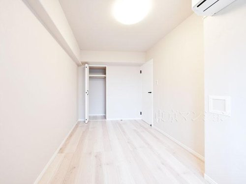 たっぷり収納付きの居室。散らかりがちなおもちゃも片付き、家族みんながきっと心地よく過ごせる特別な空間です。
ご内見希望・資料請求などお気軽にご連絡ください!
03-3789-7777