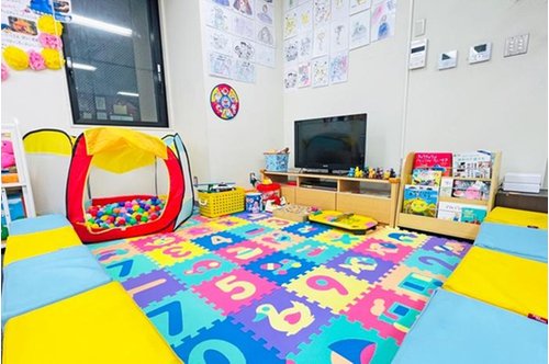 【お子様もご一緒に】
キッズスペース・ベビーベッドも完備。小さなお子様連れのお客様もお気軽にご来店ください♪