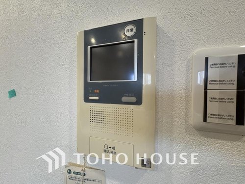【TVモニター付きインターホン】
こんな時代だからこそ、安心の設備ですね!
お顔を確認してから、来訪者のご対応ができます。
