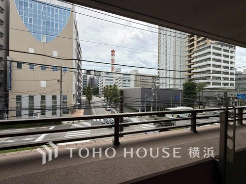 【View】
手を伸ばせば、ふれることが出来そうな環境が、そのままインテリアになったような印象です。その豊かな眺望にふさわしい空間には、通風・採光にも優れ、心地よい光と風があふれています。