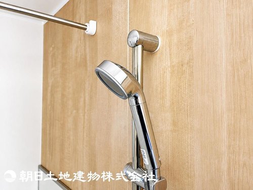 シャワーの高さをお好みに合わせて調節できるスライドバー付き。快適なバスタイムをサポートします。