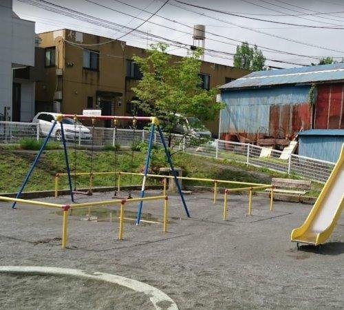 並木町ふれあい公園まで383m 並木町536番地にある広々としたグラウンドの公園です。すべり台やブランコ、砂場、鉄棒などがあり、パーゴラやベンチも設置されています。JR中央線/西八王子駅徒歩11分