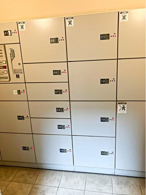 ■宅配ボックス
不在時でも荷物を受け取れる宅配ボックスを完備。時間を気にせず荷物を受け取れるので、忙しいご家庭にも嬉しい設備です。再配達の手間を減らせるのも魅力です!