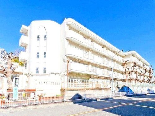横浜市立宮谷小学校まで390m 徒歩5分。1908年に創立された小学校。学校教育目標に「自分を見つめ ともに 未来をつくる子」が掲げられています。学校HPにて、沿革・学校生活の決まりなどを確認可能です。