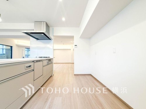 【Kitchen】
手元の収納から、足元の収納までが全てスライド式で、奥のスペースまで有効に活用できます。奥まで上から見渡せるので、たまにしか使わない調理器具もサッと取出せます。