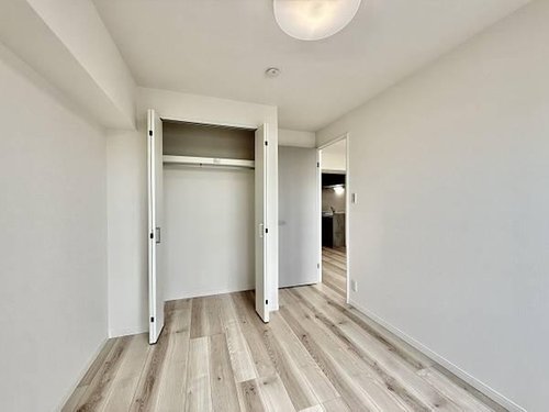 【洋室:4.5帖】シンプルで綺麗な形の居室は季節に合わせてインテリアを楽しみながらお住まいいただけます。