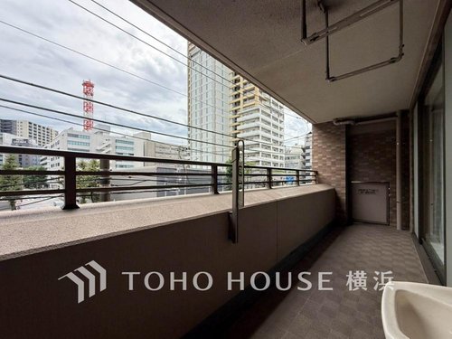 【Balcony】
開放感いっぱいの眺望と共に光と風を享受するバルコニー。緑豊かな景観を眺めることができます。