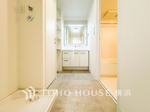 【Powder room】
ご家族の1日が始まり、1日の終わりを締めくくる洗面空間。快適に過ごせることはもちろん、気品や優雅さを兼ね備えたパウダールームです。