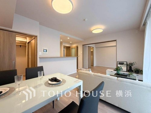 【Living room】
ここにはみんなが集い、食事と楽しい会話が始まる。話に夢中になりすぎて、ついつい時を忘れてしまう。そんな束の間の幸せを感じさせてくれる場所。