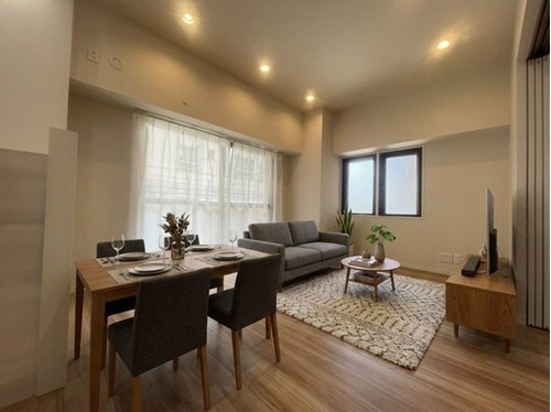 南西角住戸の明るい雰囲気のリビング
※家具家電はイメージです