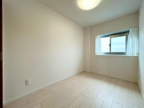 広さを抑えたお部屋は、小さいお子様のお部屋としてはもちろんの事、趣味部屋、書斎やテレワークのスペースとしても、様々な用途で活用することができます。また、状況に応じて物置としての利用も可能です。