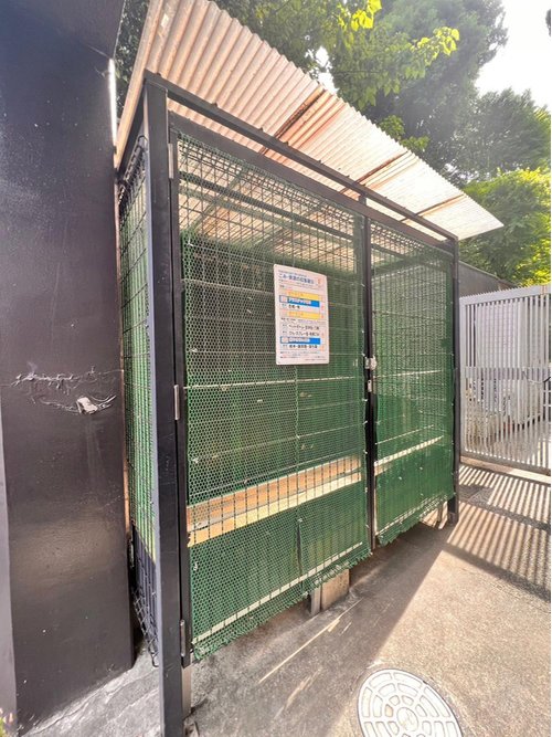 ゴミ捨て場は管理が行き届いており、ごみの散乱は見られません。居住者の方が丁寧に使っている様子がうかがえます。