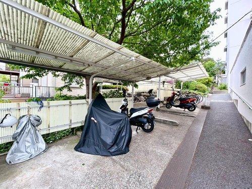 敷地内には駐輪場を完備。通勤、買い物、通学、お子様の送り迎えなど様々なシーンで利用する駐輪場は毎日の生活に欠かせません。(空き状況はお問合せください)