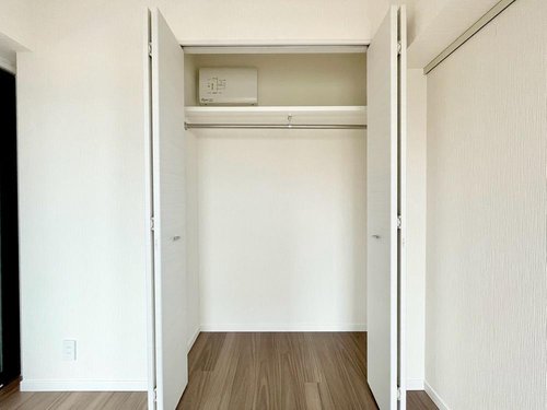 お気に入りの洋服や小物をまとめて収納できる、毎日の暮らしにうれしいスペースです。
◆TOKYO×COMPACT=都心で自分にちょうどいい住まいを◆
条件の近い物件も合わせてご紹介いたします