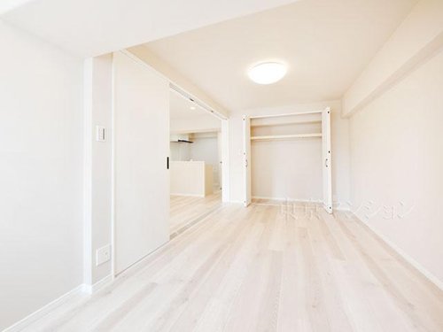 リビングと繋がる可変性の高い居室。家族の成長に合わせて、暮らし方をきっと自在に広げられる贅沢な一室です。
ご内見希望・資料請求などお気軽にご連絡ください!
03-3789-7777