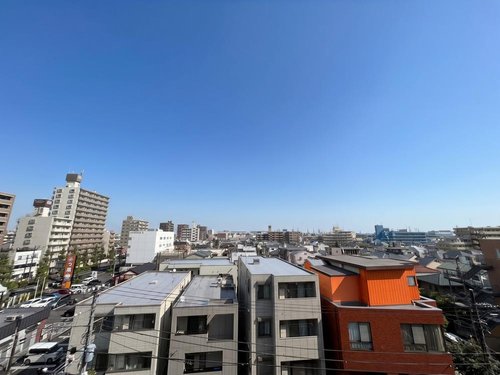 現地からの眺望写真です。青空が広がる開放的な景色が魅力で、視界を遮る建物が少なく、毎日気持ちの良い空を望むことができます。東南向き6階ならではの抜け感のある眺望をお楽しみください。