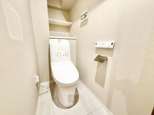 白を基調としたウォシュレットトイレは清潔感あるプライベート空間を演出します。