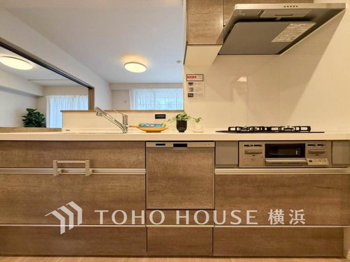 【Kitchen】
誰もが使いやすいデザインにこだわったキッチン。プライベートスペースを彩るインテリアとしての美と、快適な日常を支える機能性と強さがひとつになったキッチンです。