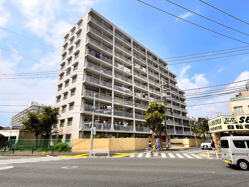 存在感ある外観が街並みに映えるレジデンス。駅や生活利便施設も身近に揃い、都心へのアクセスと落ち着いた住環境を両立。毎日の暮らしに安心と誇りをもたらします。