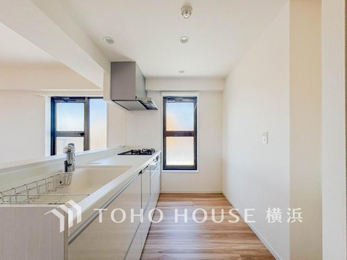 【Kitchen】
家事動線やリビングとのつながりに配慮し、食事の準備や片付けなどの家事を楽しくするキッチンスペースに仕上げました。毎日使う場所だから気持よく使えて、居心地の良い空間に。