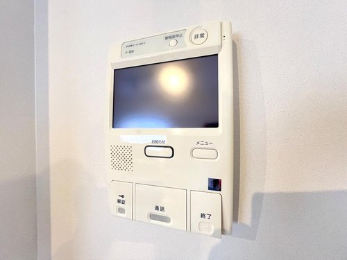 《モニター付きインターフォン》■来訪者を鮮やかなカラーモニターで確認。録画機能・ズーム機能も搭載し、ご家族の安心を守る暮らしのパートナー。毎日の安全を、スマートに見守ります。