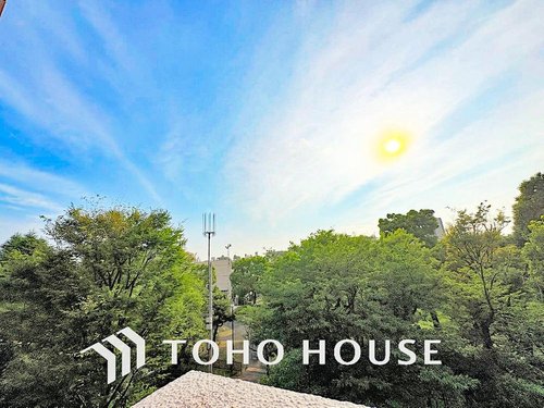 【バルコニー】
気持ちのいい空が見渡せる広いバルコニー。爽やかな風を感じて、心躍る素敵な暮らしがはじまります。通風・採光にも優れ、心地よい光と風があふれています♪